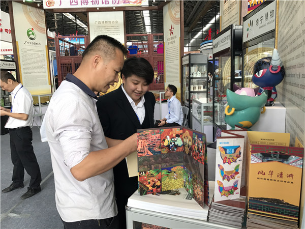 工作人员向游客介绍南宁博物馆概况.jpg