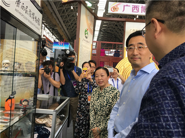 广西壮族自治区人民政府副主席张晓钦莅临现场.jpg