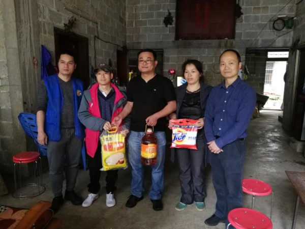 走访慰问贫困户（一）.jpg