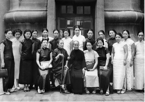 3.3-9图片：图片说明：在慰劳前线上，邓颖超积极响应南方局妇委的号召，组织“妇指会”前线慰劳组、妇女慰劳总会前线慰劳队等数百个妇女团体到前线开展慰劳运动。图为邓颖超（前排坐者右一）同何香凝（前排坐者左二）组织的中国妇女慰劳将士后援会香港分会代表合影。——《邓颖超》P6.jpg