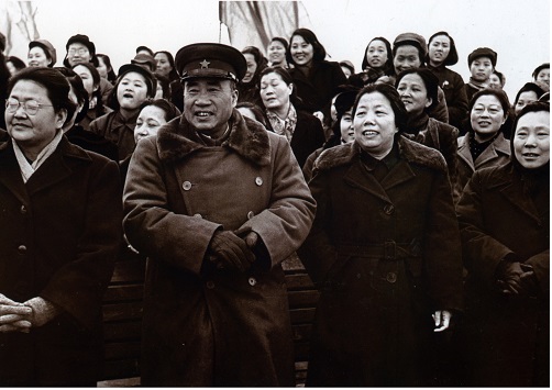 3.6-6图片：图片说明：1952年3月，邓颖超与朱德、李德全（左一）、李伯钊（右一）等观看新中国第一代女飞行员表演。.jpg