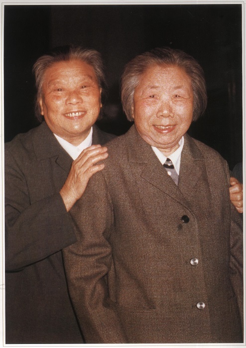 3.7-9图片：图片说明：1978年9月，中国妇女第四次全国代表大会在北京召开，邓颖超当选为全国妇联名誉主席。图为邓颖超同康克清在大会上。——《邓颖超》P196.jpg