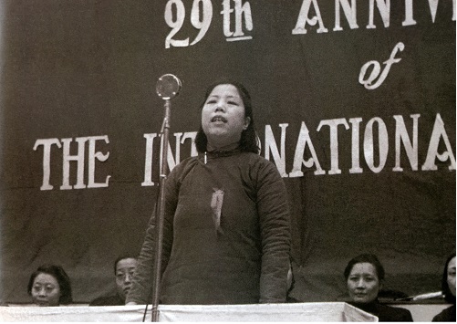 3.4-1图片：图片说明：1946年3月，在重庆各界妇女庆祝“三八”节大会上讲话。——《邓颖超》P95.jpg