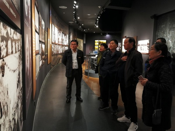 2017.12.14自治区老领导车荣福及浙江省工艺美术大师李浩一行参观南宁博物馆.jpg