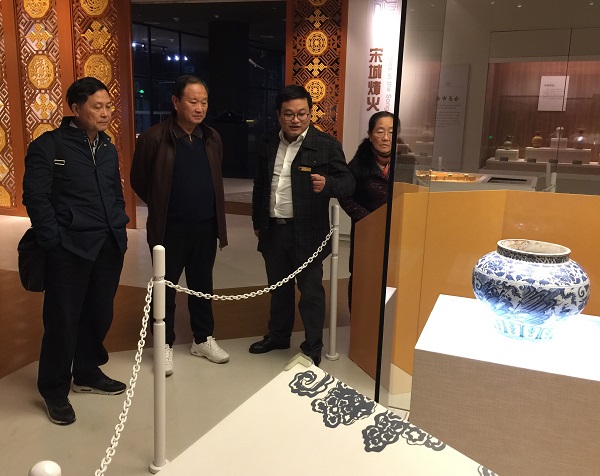 2017.12.14自治区老领导车荣福及浙江省工艺美术大师李浩一行参观南宁博物馆 (2).jpg